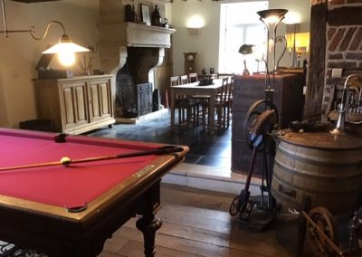 Salle à manger - billiard - feu ouvert